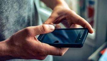 ¡Insólito! Prestó su celular para intercambiar contactos y le vaciaron la cuenta 