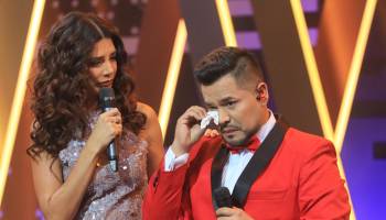 Rodrigo Tapari no se contiene y se quiebra en el escenario al recordar a su mamá 