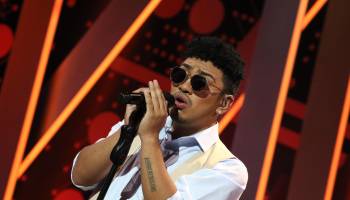 Kalimba se armó con sus mejores técnicas vocales, pero el escenario no lo perdonó 