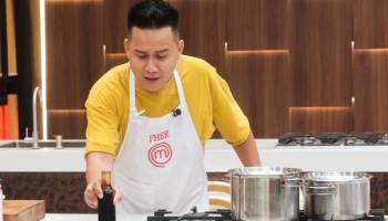 Una canción para amenizar: Código Fher deleitó con su voz en las cocinas 