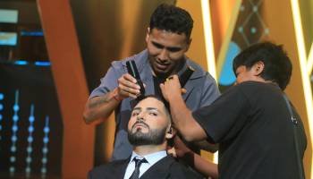 Maluma se rapa la cabeza en plena gala de versus