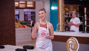 No les alcanzó, Carlos y Lenka recibieron sus mandiles negros para competir en la gala de eliminación 