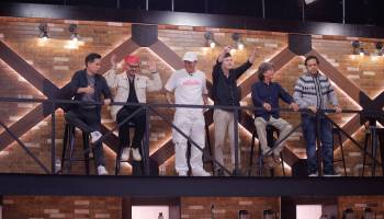 El apoyo de las celebridades desde el balcón para  La Clau y Desirée 