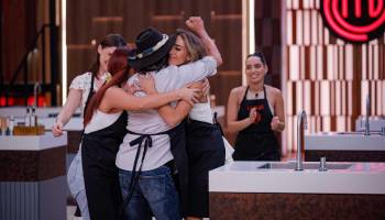 El homenaje a Carlitos y su triste despedida de la competencia 