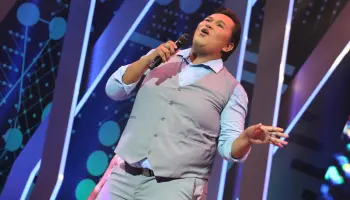 Arriesgada presentación de Juan Gabriel 