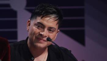 Luis Vega llora tras sentirse identificado con la historia de uno de los imitadores de Yo Me Llamo 