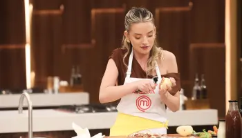 El sufrimiento de Malena al no saber pelar una papa 