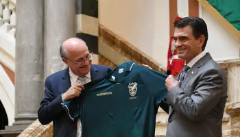 El presidente del BID recuerda el lago Titicaca y Paz le entrega una camiseta de La Verde