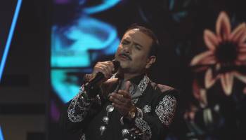 Pepe Aguilar conquista en el escenario con su voz