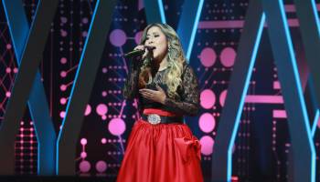 Alicia Villarreal imita a su artista desde los cinco años