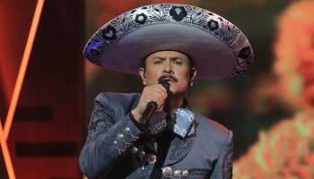 Pepe Aguilar hizo suspirar a todos con su interpretación 