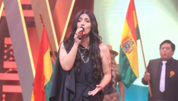 Vero Pérez, cantó el himno nacional en una gala especial por el aniversario de Bolivia 