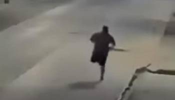 ¡Insólito! Hombre con una pierna amputada asalta violentamente a dos mujeres en Ecuador 