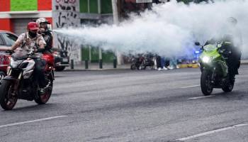 Motociclistas lanzan polvo de extintor contra policías durante persecución