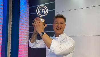 “Ha sido una experienca increíble”: Sebastián Putz se lleva el trofeo de MasterChef Celebrity de Bolivia