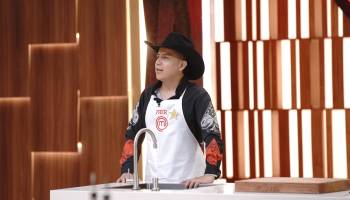 Fher sorprende con un look “fachero” beniano en las cocinas 
