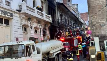 Voraz incendio en una casa colonial cerca de la Iglesia San Francisco en La Paz