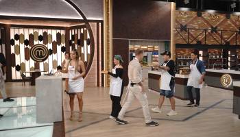 Presentación al estilo militar: La gracia de los cocineros al ayudar a Pablo 