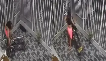 Video: Mujer pierde el control de su moto e impacta contra un portón 