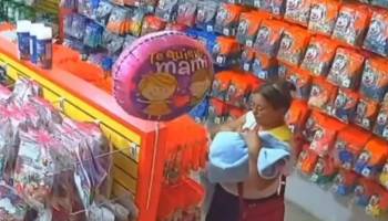 ¡Insólito! Una mujer finge cargar a un bebé para robar en una tienda de decoración 