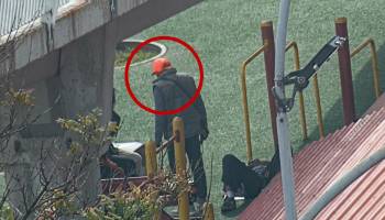 Cámaras captan a un hombre amenazando con una navaja a una mujer en un parque