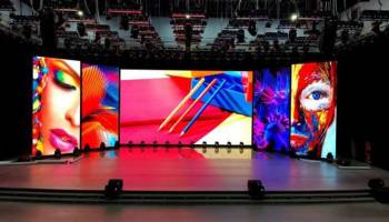 Tensión en un concurso de baile: Una pantalla LED cae sobre un grupo de bailarinas 