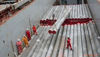 Fuertes vientos mueven grandes tubos y ponen en riesgo a trabajadores 