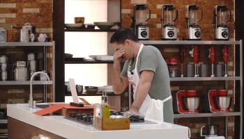 Una caja sorpresa que despertó la sensibilidad de los cocineros y los hizo llorar 