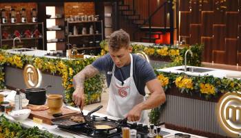 El descuido de Sebastian al quemar el queso de su preparación 