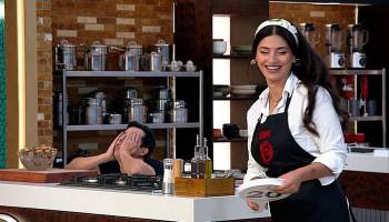 De rodillas: el efusivo agradecimiento de Oliver al no tener que cocinar caracoles