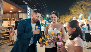 Jessi Uribe y Maluma regalaron flores amarillas en la Expocruz 