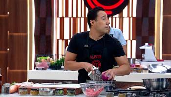 El sufrimiento de Oliver con las cebollas y su molestia con el balcón al animarlo