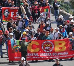 La COB marcha en La Paz para entregar su pliego al Gobierno; la Policía cierra los accesos a la plaza Murillo