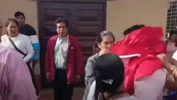 Comunarios agreden a un juez e intentan ponerle una pollera y una blusa por suspender audiencia