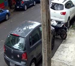 Hombre en silla de ruedas es captado robando el retrovisor de una camioneta