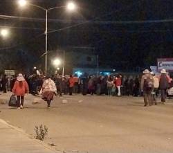 Vecinos de Sipe Sipe instalan bloqueo en la carretera que une a Cochabamba con el occidente