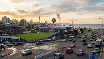 Insólito: Una pelota salió del estadio de fútbol y provoca un choque de vehículos en plena carretera 