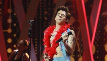 Harry Styles vuelve a brillar y recibe elogios del jurado