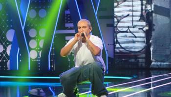 Eminem puso la voz, pero una señora se robó el show en una presentación en la Expocruz