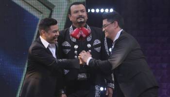 ¿Pepe Aguilar con guardaespaldas? El momento cómico que sacó risas en el programa 