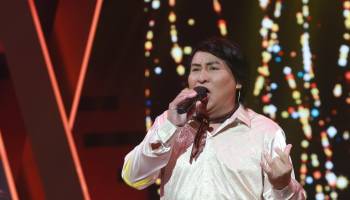 Nino Bravo se sale de su personaje y desafina en el escenario 
