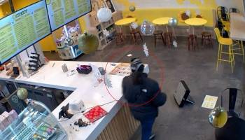 Mujer destroza una tienda tras creer que trabajadores se burlaban de ella 