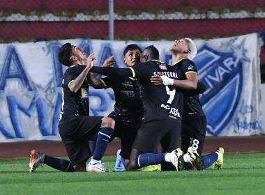 En un partido lleno de emociones, Aurora derrotó a Bolívar en La Paz 