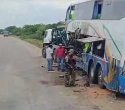 Tragedia en la carretera Bioceánica: choque frontal entre bus y camión deja siete muertos y 17 heridos