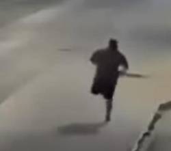 ¡Insólito! Hombre con una pierna amputada asalta violentamente a dos mujeres en Ecuador 