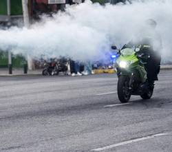 Motociclistas lanzan polvo de extintor contra policías durante persecución