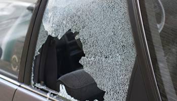 Granizos destrozan vidrios de autos y provocan daños materiales 