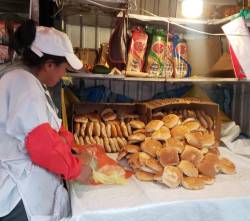 La Paz: Panificadores elevan el precio del pan a 80 centavos, pero en El Tejar lo venden a 70 y se agota en minutos