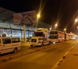 Se cumplen dos semanas con filas en los surtidores y el combustible que llega por Chile tardará una semana más, según YPFB