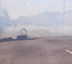 Incendio de pastizales en la zona norte cruceña amenaza a vehículos parados por bloqueo de mototaxistas 